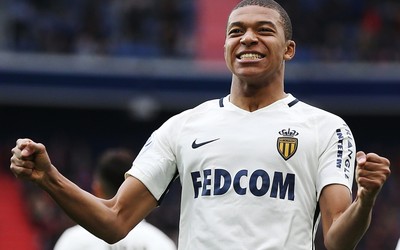 第一电竞焦点-佐默当选比赛最佳球员