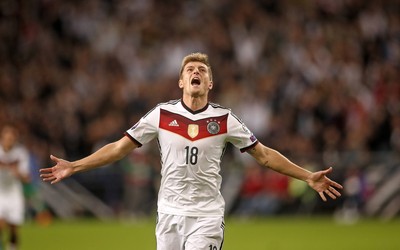 第一电竞-内马尔参加扑克赢奖金